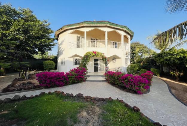 Une belle villa à vendre à Warang