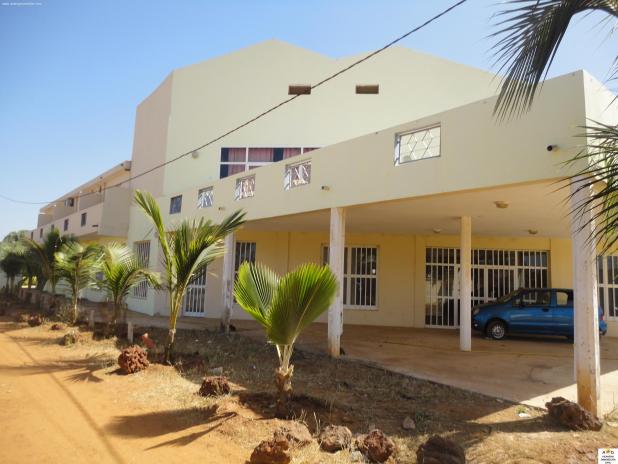 Complexe commercial et d'habitation à Mballing