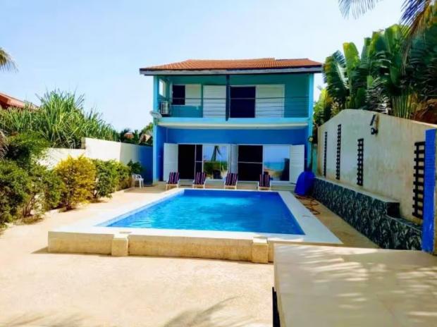 Découvrez cette superbe villa de 3 chambres avec accès direct à la plage de Nianing