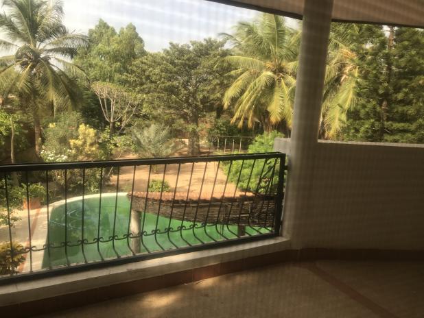 A Vendre à Nianing Une Villa d'Exception avec Jardin Luxuriant et Piscine à Débordement